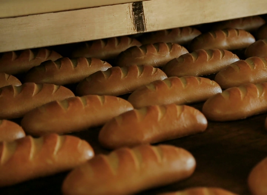 baking-bread-baked-loaf-of-bread-in-the-bakery-just-out-of-the-oven-with-a-nice-golden-color-bread-bakery-food-factory-production-warm-baked-bread-at-the-exit-of-the-oven_r7aumwdtg_thumbnail-full03